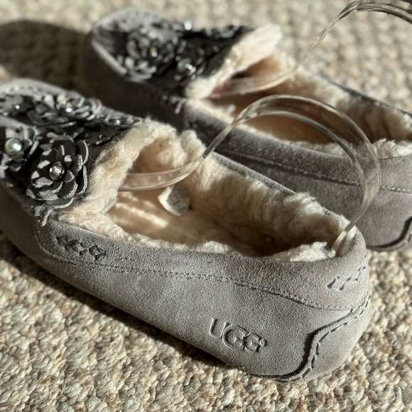 UGG Ansley Petal Top Women's Floral Embellished Moccasins Size 9 - Picture 6 of 9